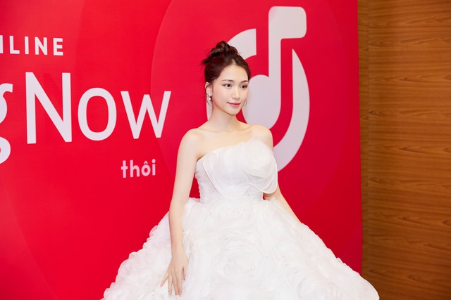 Hòa Minzy mặc váy phát sáng tại sự kiện, tự tin khoe giọng hát mộc - Ảnh 2